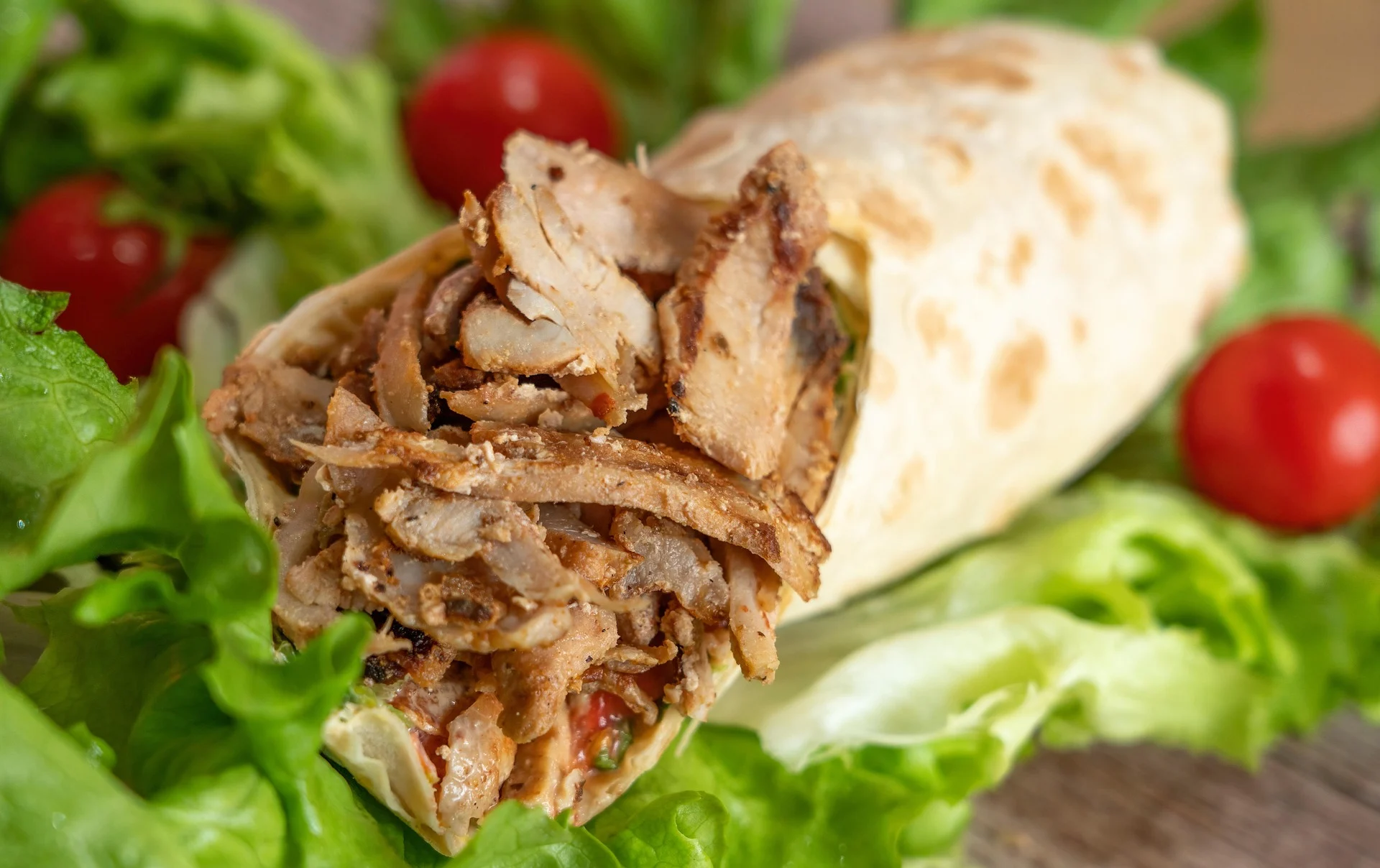 wrap 7061741 1920 Chicken shawarma plate with sliced spiced chicken, fluffy rice, creamy hummus, fresh salad